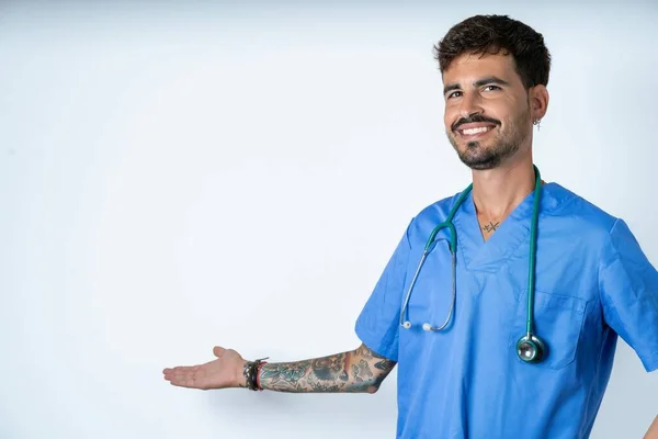 Belle Infirmière Homme Uniforme Chirurgien Sur Fond Blanc Sentant Heureux — Photo
