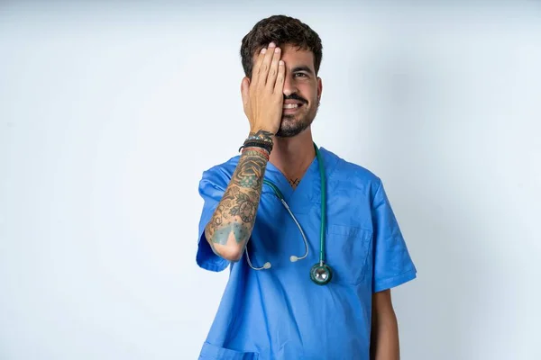 Bonito Enfermeira Homem Vestindo Cirurgião Uniforme Sobre Branco Fundo Cobrindo — Fotografia de Stock