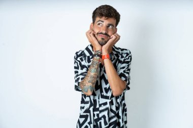 Baskılı tişört giyen, kopyalama alanına bakan ve gelecekteki olaylar hakkında düşünceleri olan genç, beyaz bir adamdan esinlendim.