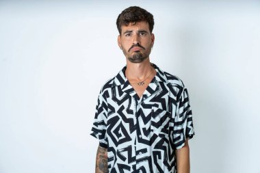 Hoşnutsuz, beyaz gömlekli genç bir adam, suratını buruşturarak ağlayacak, hoşnutsuz ve mutsuz bir şekilde amaca ulaşamadığı için, hayal kırıklığına uğramış modelin sorunları var.