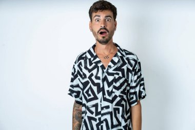 - Aman Tanrım! Yazlık gömlekli, yalnız beyaz arka planda duran şaşırmış bir adam beklenmedik bir şekilde şok olmuş bir ifadeyle kameraya bakıyor.,