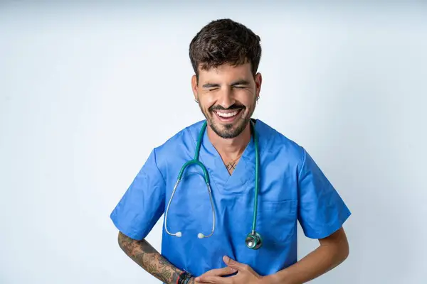 Knappe Verpleegkundige Man Dragen Chirurg Uniform Witte Achtergrond Lachen Hard — Stockfoto