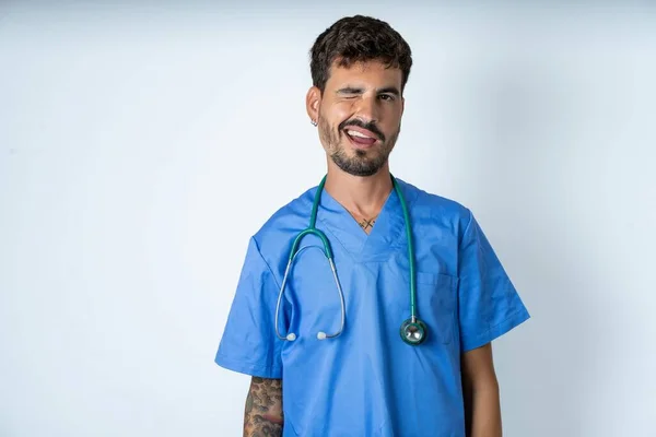 Bonito Enfermeira Homem Vestindo Cirurgião Uniforme Sobre Branco Fundo Piscando — Fotografia de Stock