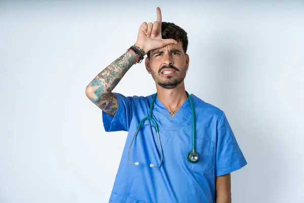 Przystojny Pielęgniarz Człowiek Noszenie Chirurg Mundur Białym Tle Nabijanie Się — Zdjęcie stockowe