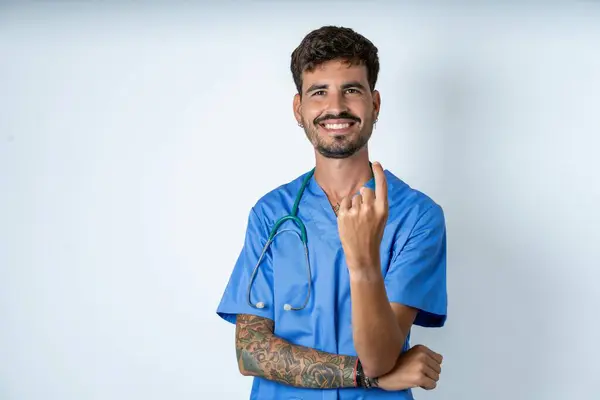 Bonito Enfermeira Homem Vestindo Cirurgião Uniforme Sobre Branco Fundo Beckoning — Fotografia de Stock
