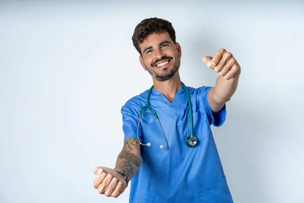 Schöner Krankenpfleger Mann Trägt Chirurgenuniform Über Weißem Hintergrund Vorstellen Lenkrad — Stockfoto