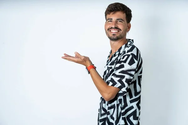 Junger Kaukasischer Mann Mit Bedrucktem Hemd Das Zur Seite Zeigt — Stockfoto