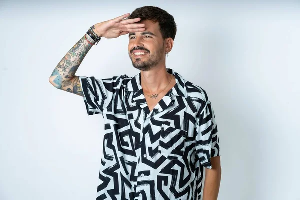 Мужчина Татуировкой Летней Рубашке Стоящий Изолированном Белом Фоне Счастливый Улыбающийся — стоковое фото