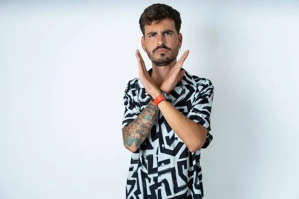 Mann Mit Tätowierung Trägt Sommerhemd Das Über Isoliertem Weißem Hintergrund — Stockfoto