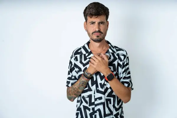 Sorgsen Ung Kaukasier Man Bär Tryckt Skjorta Desperat Och Deprimerad — Stockfoto