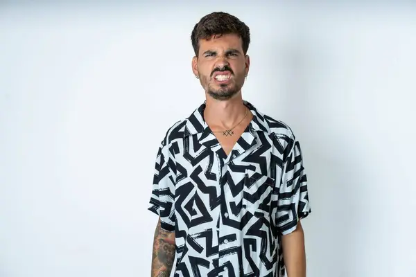 Mężczyzna Tatuażem Letniej Koszuli Stojącej Nad Odizolowanym Białym Tłem Trzyma — Zdjęcie stockowe