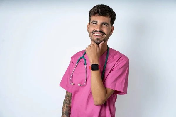 Homem Enfermeira Bonito Vestindo Uniforme Cirurgião Sobre Fundo Branco Alegremente — Fotografia de Stock