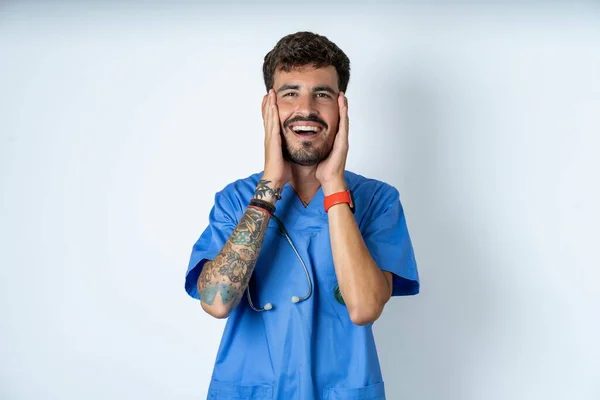 Schöner Krankenpfleger Mann Trägt Chirurgenuniform Über Weißem Hintergrund Angenehm Aussehend — Stockfoto