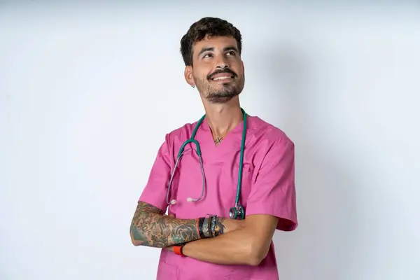 Knappe Verpleegkundige Man Dragen Chirurg Uniform Witte Achtergrond Maakt Konijnenpootjes — Stockfoto