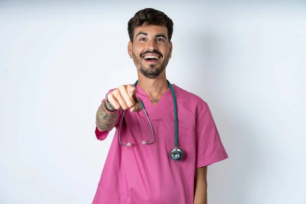 Aufgeregt Zeigt Ein Gut Aussehender Krankenpfleger Chirurgenuniform Über Weißem Hintergrund — Stockfoto