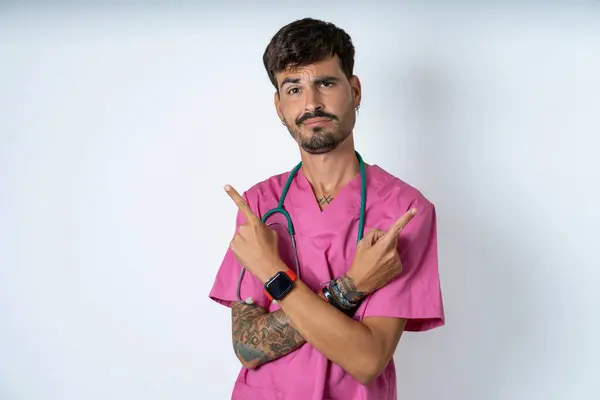 Der Gut Aussehende Krankenpfleger Chirurgenuniform Über Weißem Hintergrund Kreuzt Die — Stockfoto