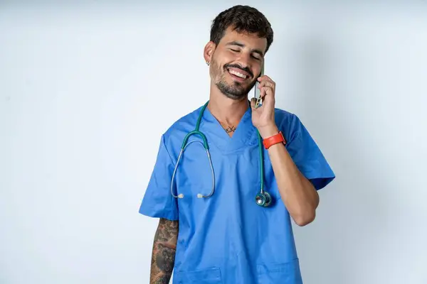 Grappige Knappe Verpleegkundige Man Draagt Chirurg Uniform Witte Achtergrond Lacht — Stockfoto