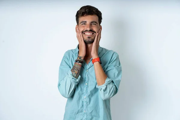 Glad Stilig Ung Man Bär Turkos Skjorta Över Vit Bakgrund — Stockfoto