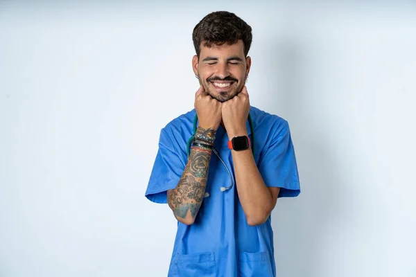 Gut Aussehender Krankenpfleger Der Chirurgenuniform Über Weißem Hintergrund Trägt Hat — Stockfoto