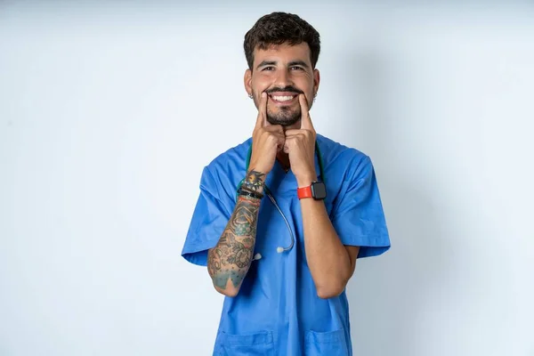 Glücklich Gut Aussehender Krankenpfleger Chirurgenuniform Vor Weißem Hintergrund Mit Zahmem — Stockfoto