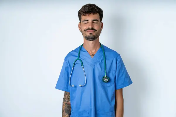 Knappe Verpleegkundige Man Dragen Chirurg Uniform Witte Achtergrond Mooi Uitziende — Stockfoto