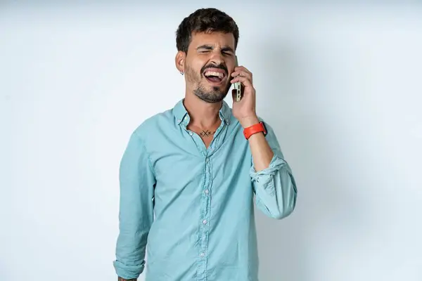 Overemotive Feliz Guapo Joven Con Camisa Color Turquesa Sobre Fondo — Foto de Stock