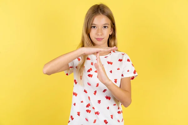 Kaukasisches Mädchen Das Ein Gepunktetes Hemd Über Gelbem Hintergrund Trägt — Stockfoto