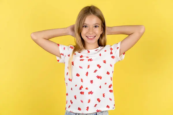 Zadowolony Kaukaski Dzieciak Dziewczyna Noszenie Polka Kropka Koszula Żółtym Tle — Zdjęcie stockowe