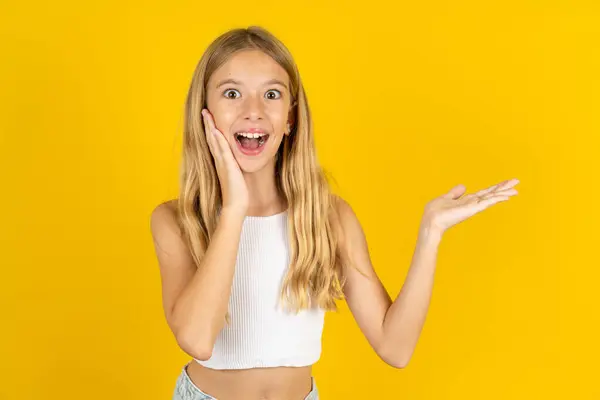 Sarı Arka Plan Üzerine Beyaz Tişört Giyen Çılgın Sarışın Kız — Stok fotoğraf