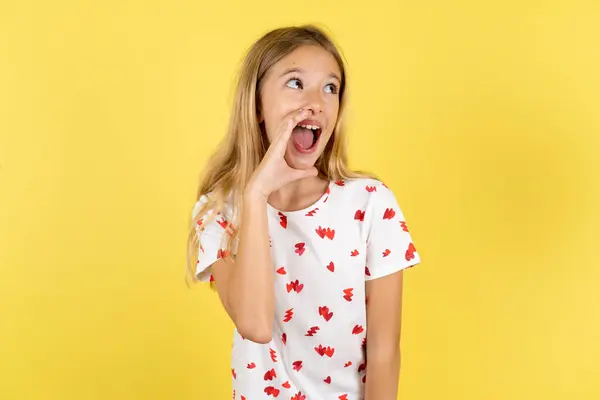 Caucasian Kid Girl Wearing Polka Dot Shirt Yellow Background Hear — Stock Photo, Image