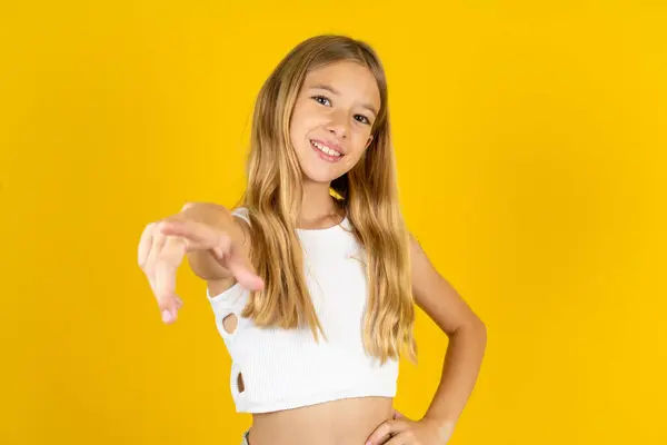 Blondynka Dziewczyna Białym Shircie Żółtym Tle Wskazując Aparat Zadowolony Pewny — Zdjęcie stockowe