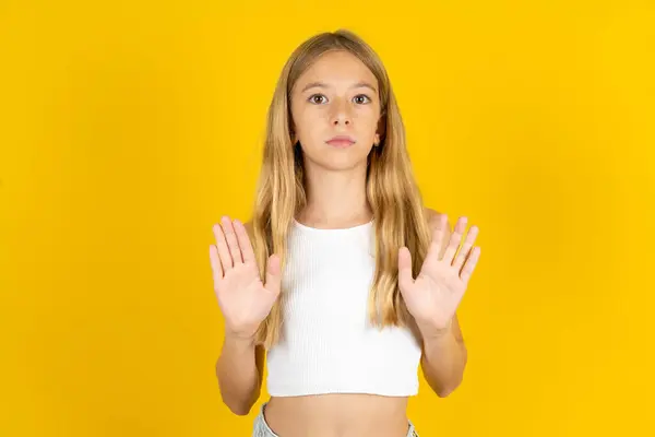 Sarı Arka Plan Üzerine Beyaz Shirt Giyen Ciddi Sarışın Kız — Stok fotoğraf