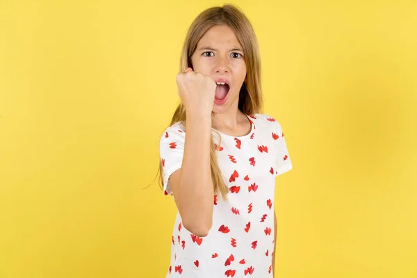 Běloška Dívka Puntíkové Košili Přes Žluté Pozadí Rozzlobený Šílený Zvedající — Stock fotografie