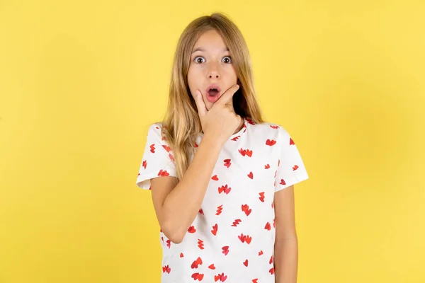 Kavkazská Dívka Puntíkové Košili Žlutém Pozadí Fascinuje Nevíra Překvapení Užaslý — Stock fotografie