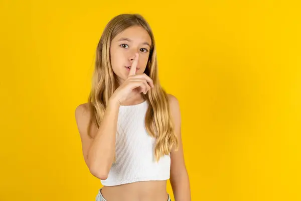 Blondýnka Bílém Tričku Žlutém Pozadí Dělá Gesto Mlčení Drží Prst — Stock fotografie