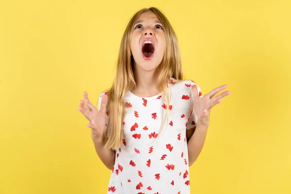 Běloška Puntíkové Košili Žlutém Pozadí Šíleně Šíleně Křičela Křičela Agresivním — Stock fotografie