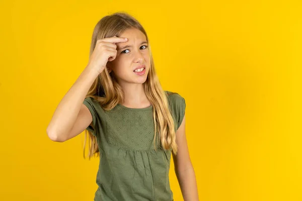 Blonďatá Holčička Khaki Blůze Žlutém Pozadí Ukazující Nešťastně Pupínek Čele — Stock fotografie