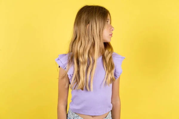 Κοντινό Πλάνο Πλευρά Προφίλ Φωτογραφία Ξανθιά Κοπέλα Φορώντας Βιολετί Shirt — Φωτογραφία Αρχείου