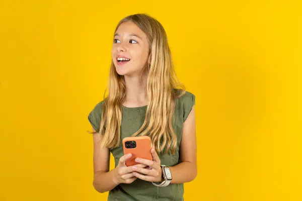 Blond Meisje Dragen Kaki Blouse Gele Achtergrond Met Een Smartphone — Stockfoto