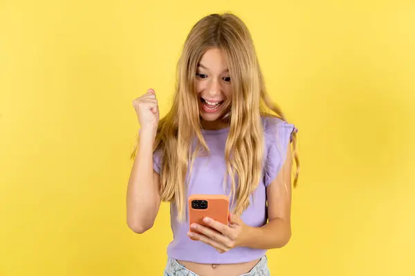 Blond Meisje Dragen Violet Shirt Gele Achtergrond Houden Handen Cel — Stockfoto