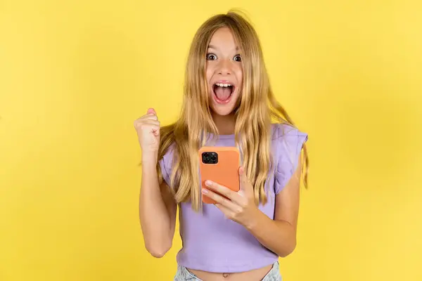 Portret Van Een Blond Meisje Met Een Violet Shirt Een — Stockfoto