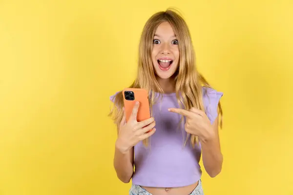 Blond Meisje Dragen Violet Shirt Gele Achtergrond Holding Handen Tonen — Stockfoto