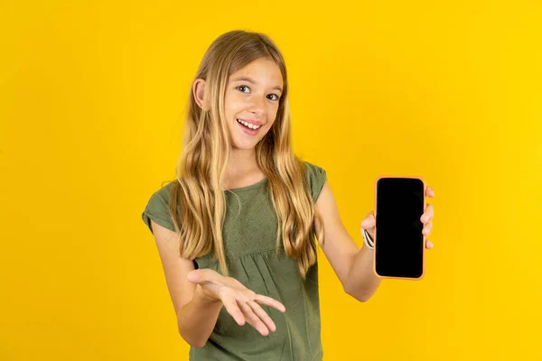 Блондинка Блузке Цвета Хаки Жёлтом Фоне Мобильным Телефоном Представляю Смартфон — стоковое фото