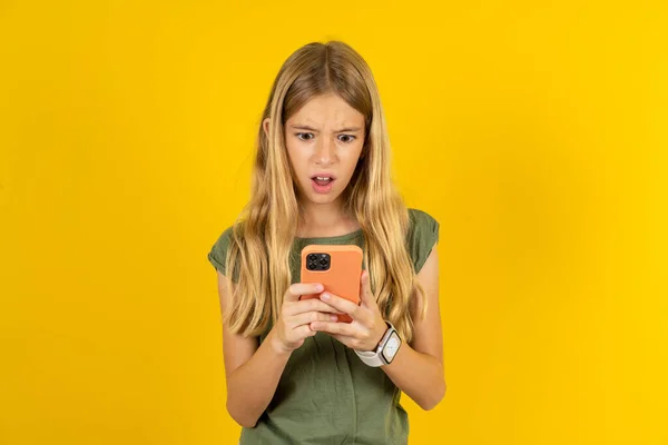 Verrast Blond Meisje Dragen Kaki Blouse Gele Achtergrond Met Behulp — Stockfoto