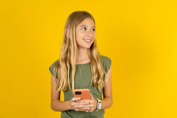 Blond Klein Meisje Dragen Kaki Blouse Gele Achtergrond Houden Telefoon — Stockfoto