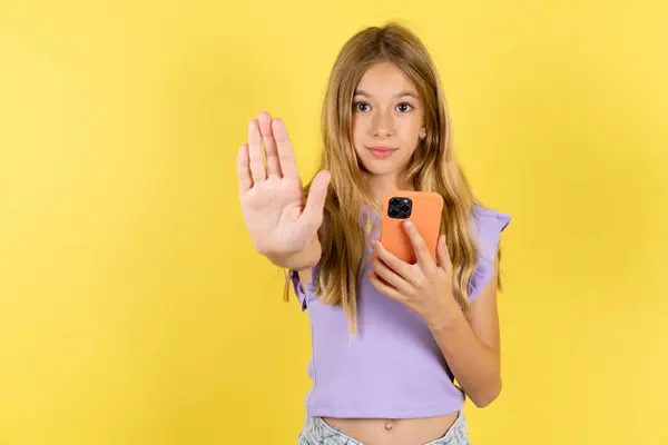 Chica Rubia Vistiendo Camiseta Violeta Sobre Fondo Amarillo Usando Mensajes — Foto de Stock