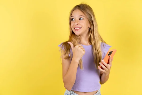 Blond Meisje Draagt Violet Shirt Gele Achtergrond Met Behulp Van — Stockfoto