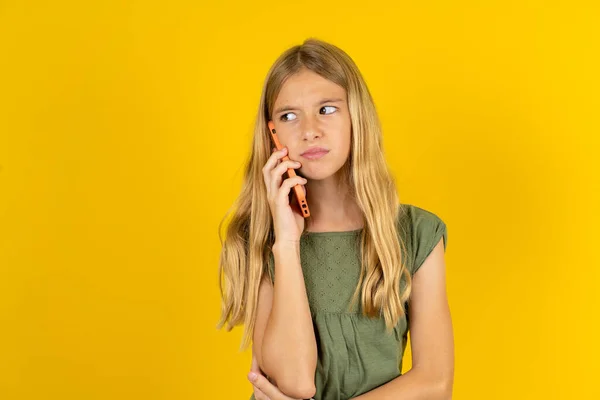 Triest Blond Meisje Met Een Kaki Blouse Een Gele Achtergrond — Stockfoto