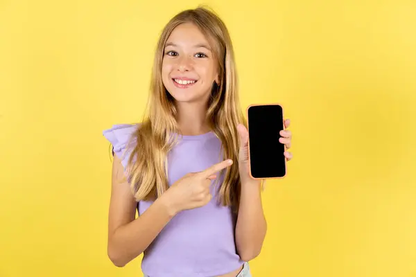 Lachend Blond Meisje Draagt Violet Shirt Gele Achtergrond Mock Kopieerruimte — Stockfoto