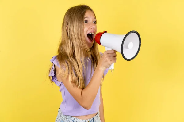 Blond Meisje Draagt Violet Shirt Gele Achtergrond Door Megafoon Met — Stockfoto